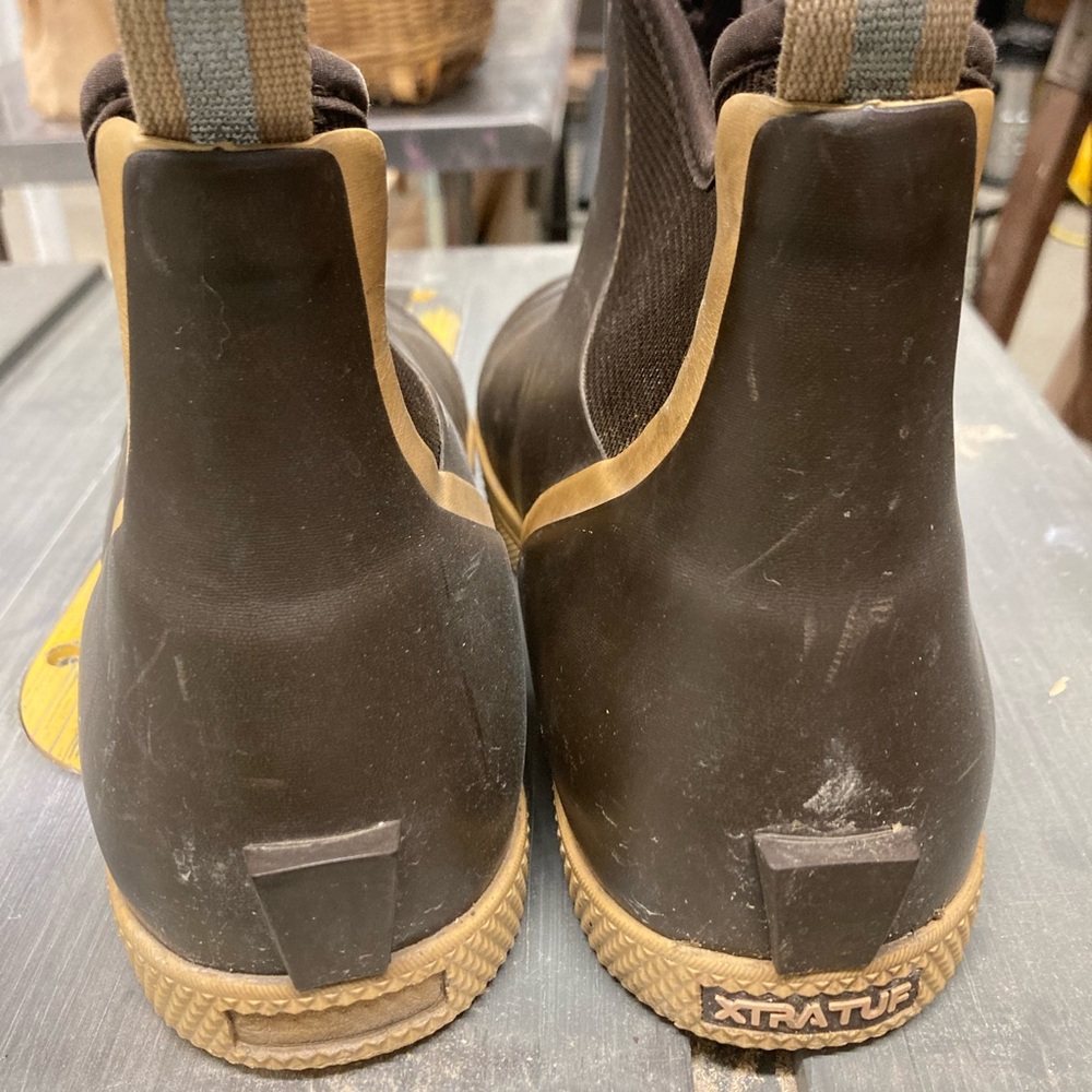 Men’s size 9 (42 euro) xtra tough 6 inch ankle deck boots.